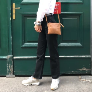 weekday rowe jeans  - storlek 24/32 i färgen echo black. jeansen är i mycket fint skick, jag säljer dem för att jag inte använder dem tillräckligt ofta. kan mötas upp i Växjö. kan även skickas men då står köparen för frakten.