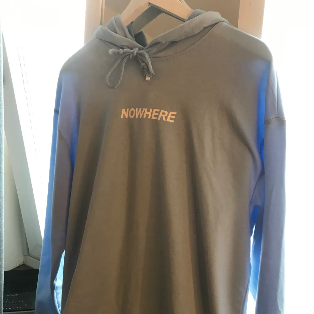 En aldrig använd hoodie ifrån Shein! Hoodien är i ett tunt material perfekt för varmare väder😊 hoodien är i en ljusblå färg med tryck på framsidan😊frakt tillkommer. Hoodies.
