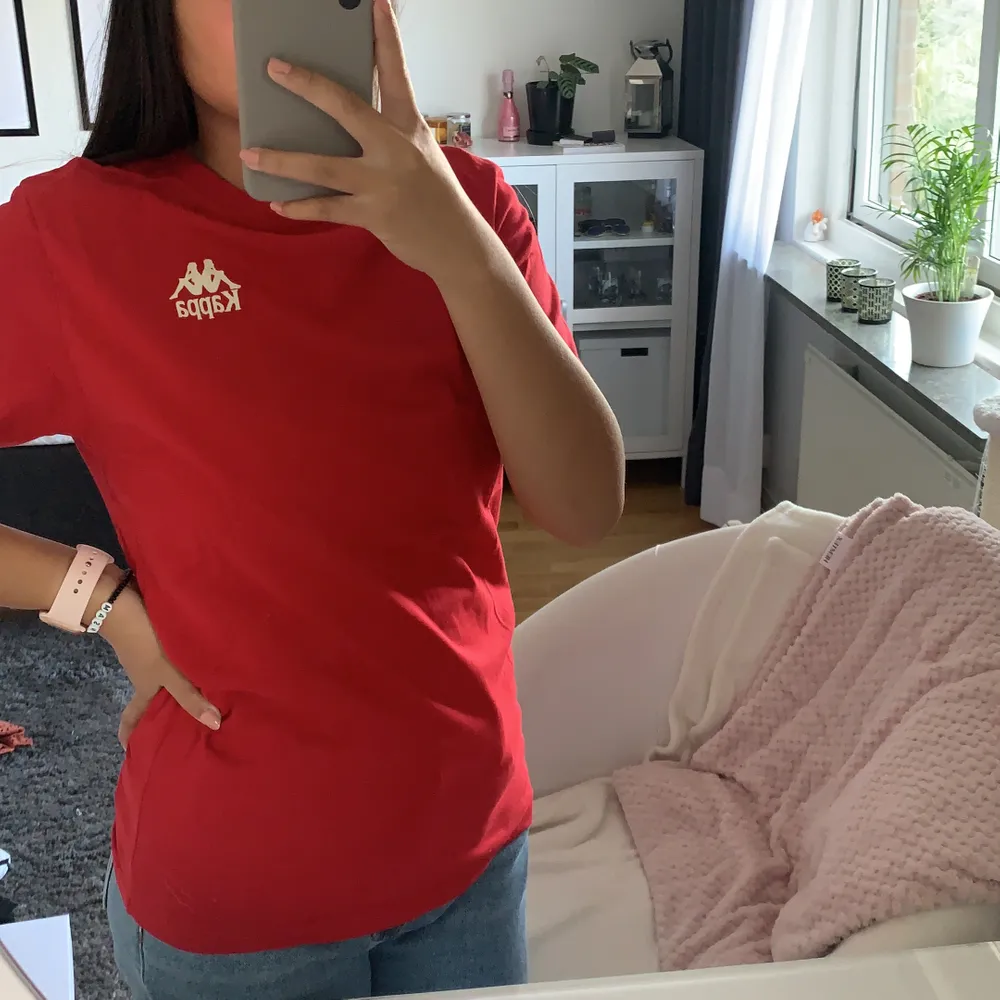 Kappa T-Shirt röd stl SMALL. Köpt i dk. Super bra skick utan några anmärkningar. T-shirts.