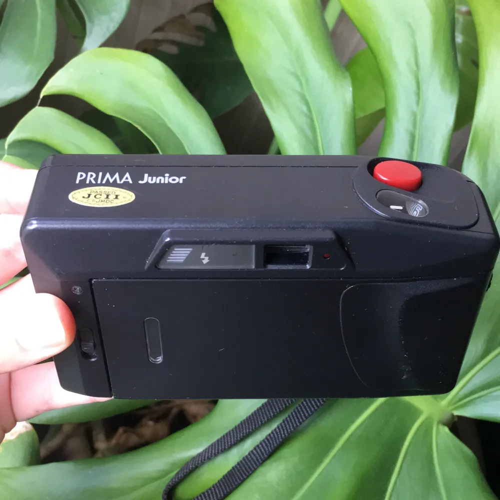Säljer en Canon Prima Junior! Analog kompaktkamera för 35 mm film. Väldigt enkel modell, lätt att använda. Blixt finns🎞. Övrigt.