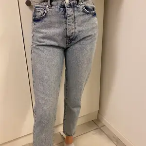 Jag säljer dessa jeans från bikbok som tyvärr blivit för små. Dom är använda ett fåtal gånger och är i bra skick😊 hör av dig om du vill se fler bilder eller är intresserad💕 frakten ingår ej i priset 