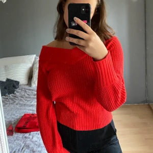 Stickad offshoulder  - Jättemysig off shoulder tröja från Gina tricot, lite nopprig men inget man märker eller som tar ifrån plaggets snygghet! frakt tillkommer 