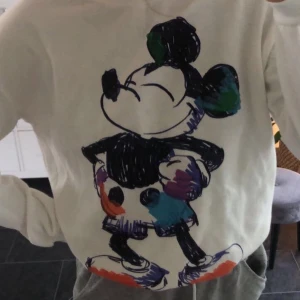 Sweatshirt - Coolaste sweatshirten från pull and bear!!😍 knappt använd och storlek S men sitter ändå lite oversized då den är köpt från herravdelningen ✨tryck både fram o bak!