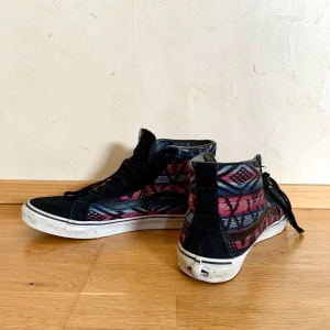 Vans Sk8-Hi top - Ett par ur gulliga Vans. Lite slitna men annars i bra skick💞🖤   st 43 , pris kan diskuteras, köpare står för eventuell frakt