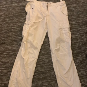 Vita cargo pants - Skit snygga vita cargo pants!😍 passar typ de flesta storlekar för de har ett snöre inne typ som man kan dra ihop