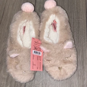 Mjuka tofflor från hunkemöller  - Storlek 36/37, har aldrig använt prislappen är kvar frakt ingår