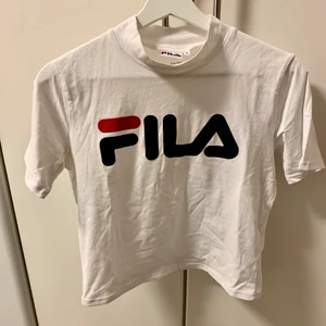 FILA T-shirt - T-shirt från fila med turtleneck i storlek M🤍 liten ”sminkfläck” framtill som syns på sista bilden men inget som syns tydligt. 30kr+frakt