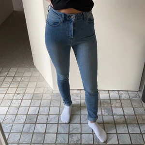 Jeans Dr Denim - Högmidjade, ljusblå och stretchiga jeans från Dr Denim! Aldrig använda. Pris kan diskuteras och frakt tillkommer 💕