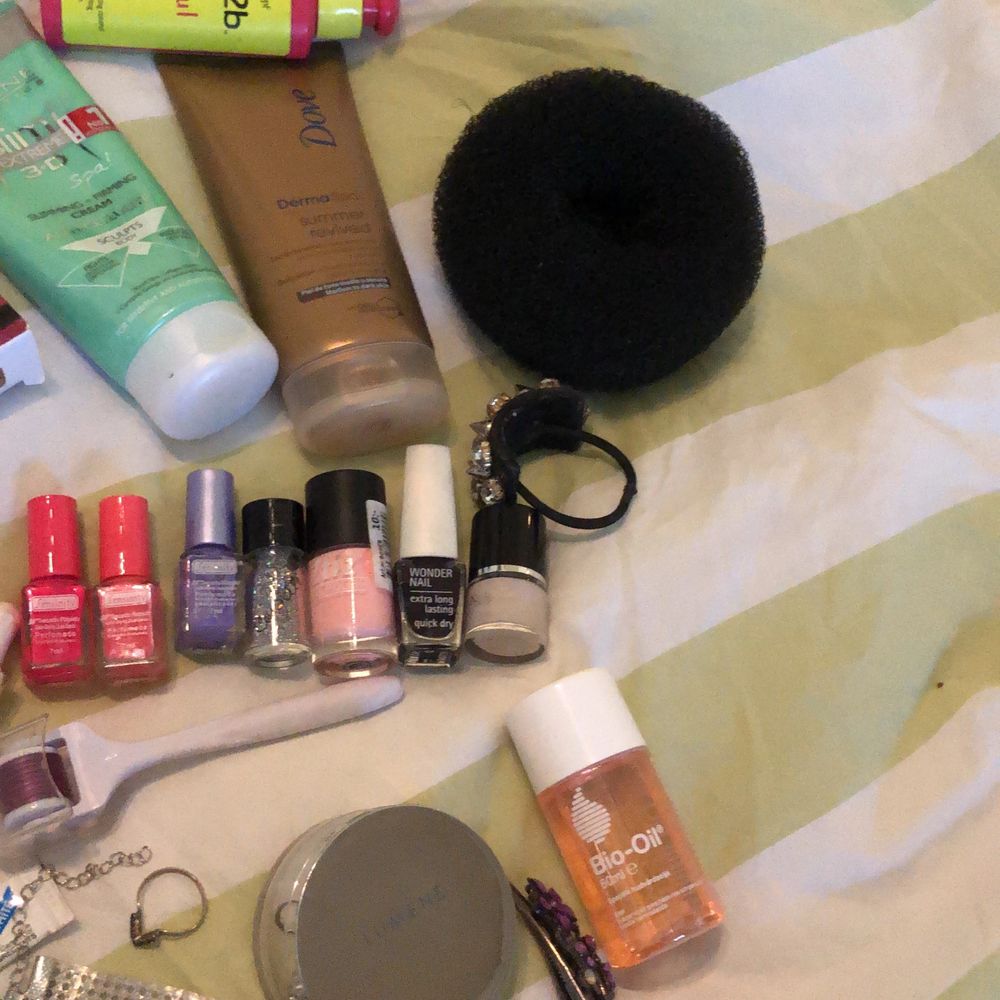 Rensat då jag har för mycket prylar! Allt på bilden ingår i priset! Fyller på mer efter hand! Bla hårnålar, ögonfranslim, cellulitkräm, mascara, hårprimer, läppstift, dermaroller, serum, bus, lösnaglar etc. Olika skick! Mycket bara testat! Frakt 42kr. 💕. Accessoarer.