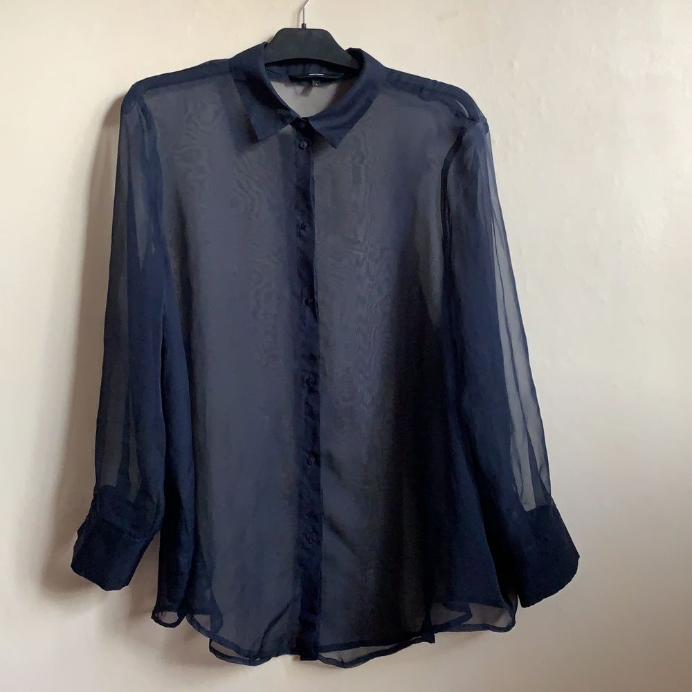 Festlig marinblå genomskinlig skjorta från Vera Moda. Skjortor.