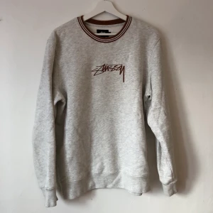 Stussy Tröja strl M - En favorit från Stussy. Knappt använd. Väldigt bra skick. 