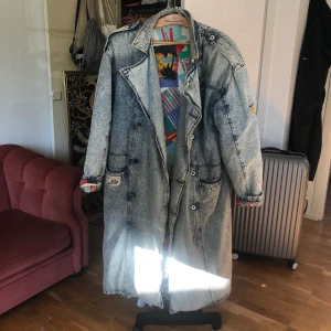 Vintage denim coat - Fräckaste kappan, min älskling, mitt bästa fynd, får tyvärr inte plats vid flytt, så nu letar jag nytt hem åt den! Vintage 80-tal jeanskappa med asballt foder, oversized, perfekt till hösten.