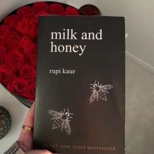 🥛 & 🍯 - Milk And Honey boken som jag köpte 2017 och bestämt att sälja nu !                                                                        Det finns massa med quotes om kärlek , relation, rädsla osv  , med fina bilder till 🐝 Frakten står på kunden 
