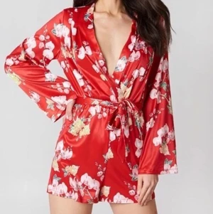 Siden Jumpsuit  - Säljer min siden playsuit från Hannalicious X NAKD som inte längre säljs. Använd Max 5 gånger så super fint skick. Köptes för 599kr. Köparen står för frakt!🥰💕🤍