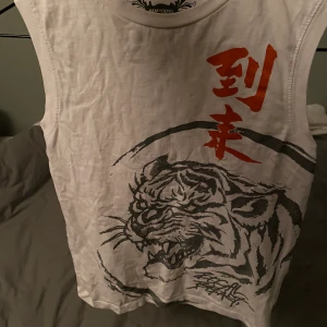 Coolt vitt linne med tiger - Fett coolt linne med en tiger på. Storlek XS. Är tight på mig som är M