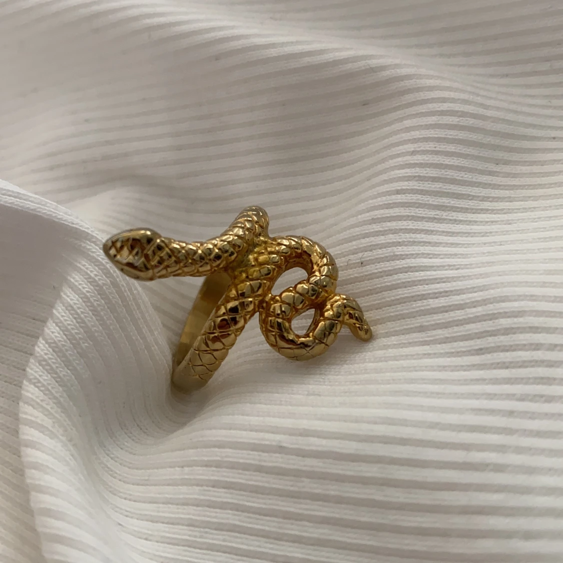 Guldig ring från chiquelle - 91