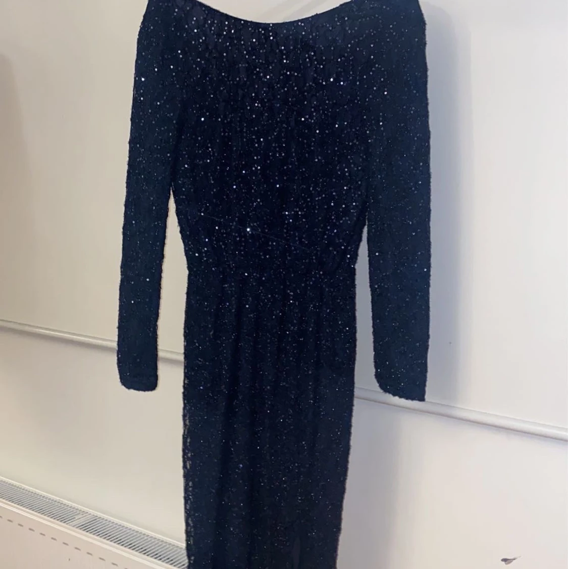 En jättefin blå klänning med glitter