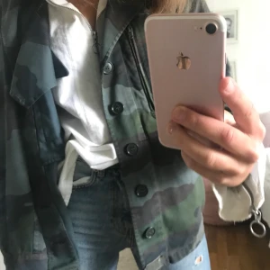 Skjorta - Superfin vit skjorta nice o ha under en jacka typ. Från hm i strl 36💕💕