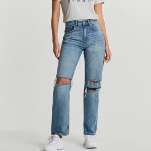 90s high Waist jeans  - Jeans med superhög midja och rak 90-talsinspirerad passform i autentisk denim. Vintagetvättar med och utan slitage vid knäna. Köpte dom nyligen och köparen står för frakten 