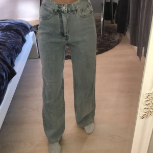 Vida jeans - Köpte ett par vida jeans i färgen washed blue, dom är tycär förstora för mig. Storleken på hemsidan stämde inte alls så de står XS men skulle mer säga 165 i längd och upp mot M. Men det beror på hur baggy man vill ha dom. Helt oanvända
