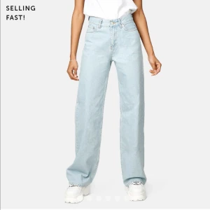 Wide leg jeans Junkyard  - Som nya! Säljer för de är lite stora på mig som är väldigt smal. (kan skicka egna bilder men är dålig på ta bilder haha) frakt tillkommer 