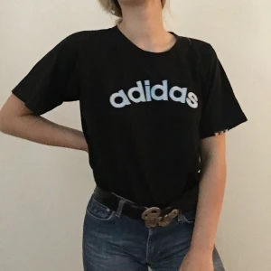 Adidas tröja - Skit cool adidas t-shirt, köpt på humana. Köpare står för frakt eller så möts jag i Stockholm. 🐟🦋💗💞💕🦄🐟
