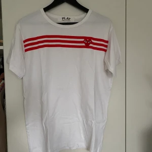 comme des garcons play tshirt - Köp på Plick, endast använd en gång. Vet ej storlek men skulle säga en M-L. Frakt än inkluderat i priset! 