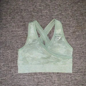 Gymshark  - En topp från Gymshark som är i storlek XS. Väldigt bra skick då jag bara använt fåtal gånger .   + frakt 30 kr
