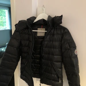 Monclear jacka - En vinterjacka från Moclear som inte är äkta! Passar XS, fint skick 