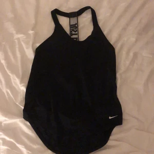 Nike linne strl s/m - Brottarlinne från nike. Storlek s men passar xs-m beroende på hur man vill det ska sitta. Frakt tillkommer på 63kr 