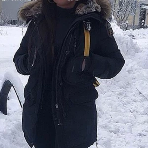 Parajumper kodiak (dam) - Säljer min bästa och gosigaste parajumper kodiak jacka i storlek small. köpte för ett år sen i Emporia galleria. Pälsen är fin och fluffig🌟