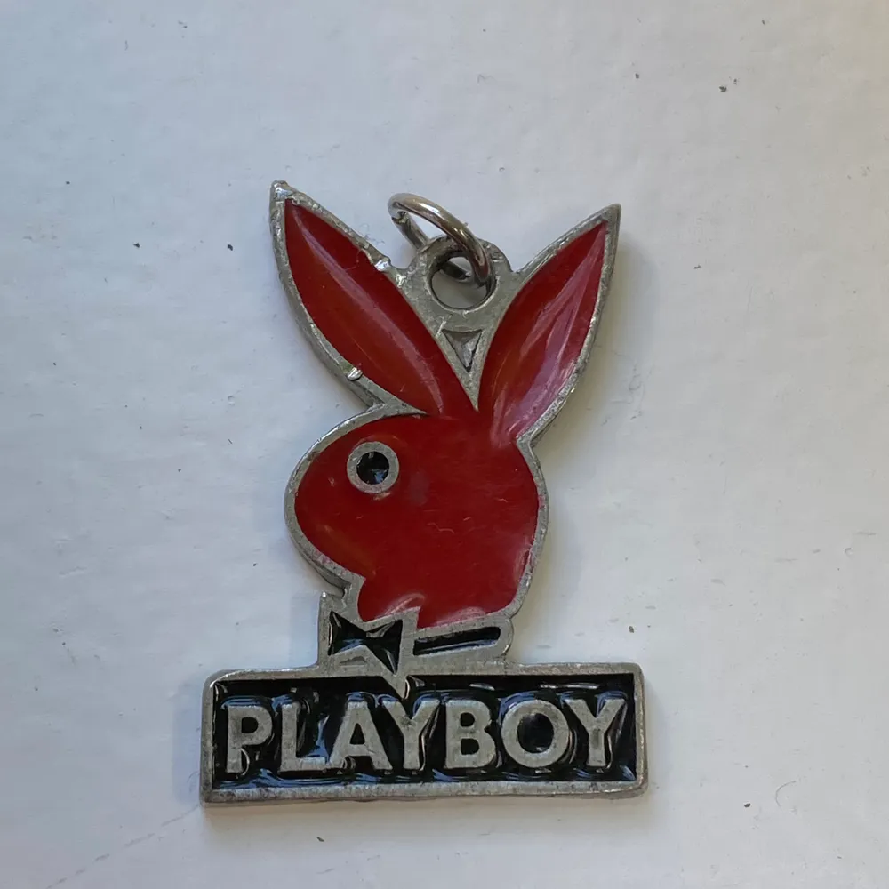 Playboy-berlock ca 1,5-2 cm stor. Snyggt att hänga på halsband.. Accessoarer.
