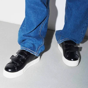 Eytys Doja Velcro - Svarta eytys i skinn, med kardborre. Super fina skor i nyskick, endast använda ett fåtal ggr, inget som syns. Kan frakta men då står köparen för frakten! Hör av er om ni är intresserade! 