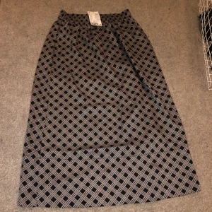 Kjol - Kjol i 34 passar 36 super skön men tyver inte min stil så därav säljer jag nu denna med prislapp kvar