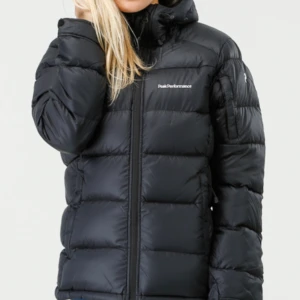 Peak jacka Stl XS - Säljer min svarta peak jacka stl XS, använd 1 vinter. Nypris 2500kr, mitt pris 1500kr eller bud!