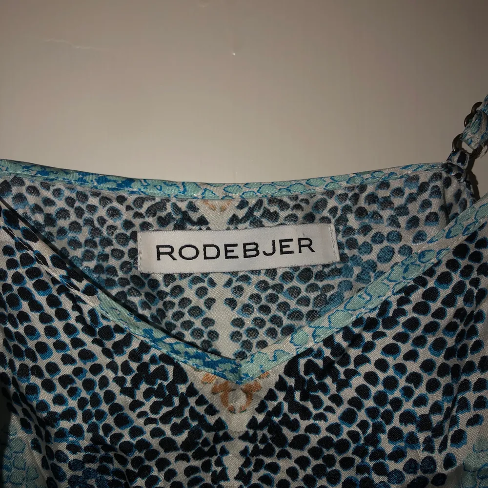Världens finaste linne från Rodebjer i sidenaktigt material, storlek XS. Använd bara ett få antal gånger. Inköpt för 850kr. Toppar.