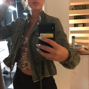 Miltärgrön höstjackan - Köpt 2019. Det är guld detaljer, och jag är en silvertjej så därför säljer jag denna nu. Haha. Önskar att jag hade kunnat behålla den, såå snygg 