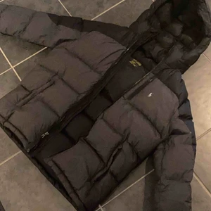  - Jacka från Ralph Lauren, passar mig med storlek S men kan passa XS oxå. Köptes för nått år sen och har bara legat i garderoben. Nypris 2500kr