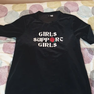 Svart T-shirt  - Svart T-shirt där det står  girls support girls. Storlek S