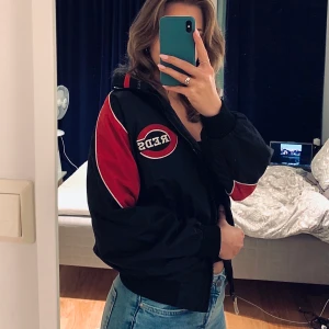 Snygg second hanf vind/höstjacka  - Supersnygg jacka köpt nyligen på Beyond retro. Jag själv har bara använt den en gång, den är i jättefint skick. I typ regn/vindtåligt material.