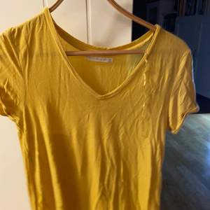 Den här flowiga gula t-shirten är extrem skön och luftig, och i princip ny! 