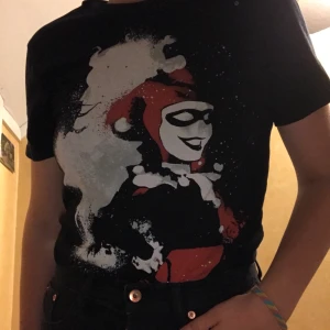 DC Comics Original S/M - DC Comics, Harley-Quinn & The Joker t-shirt. Använd en gång. Small/medium, fast ganska lång. (Frakt ingår ej)