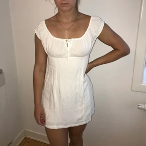 PULL&BEAR SOMMARKLÄNNING - En vit jättesöt klänning från Pull&Bear som endast är använd 1 gång. Köparen betalar frakt!
