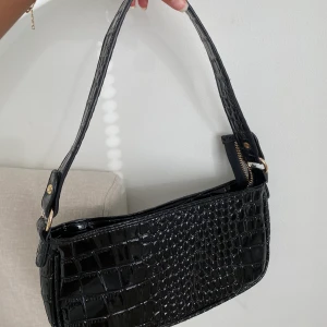 Axelväska - Bra kvalitet men dragkedjan funkar inte helt som den ska (går nog att fixa). Frakt ingår inte