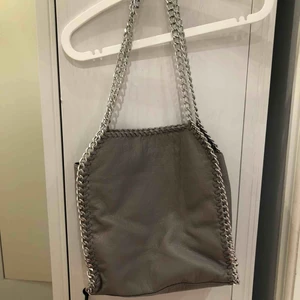  - Tiamo väska köpt för 550kr på scorett! Priset är inklusive frakt🌸 Fler bilder kan skickas vid intresse!