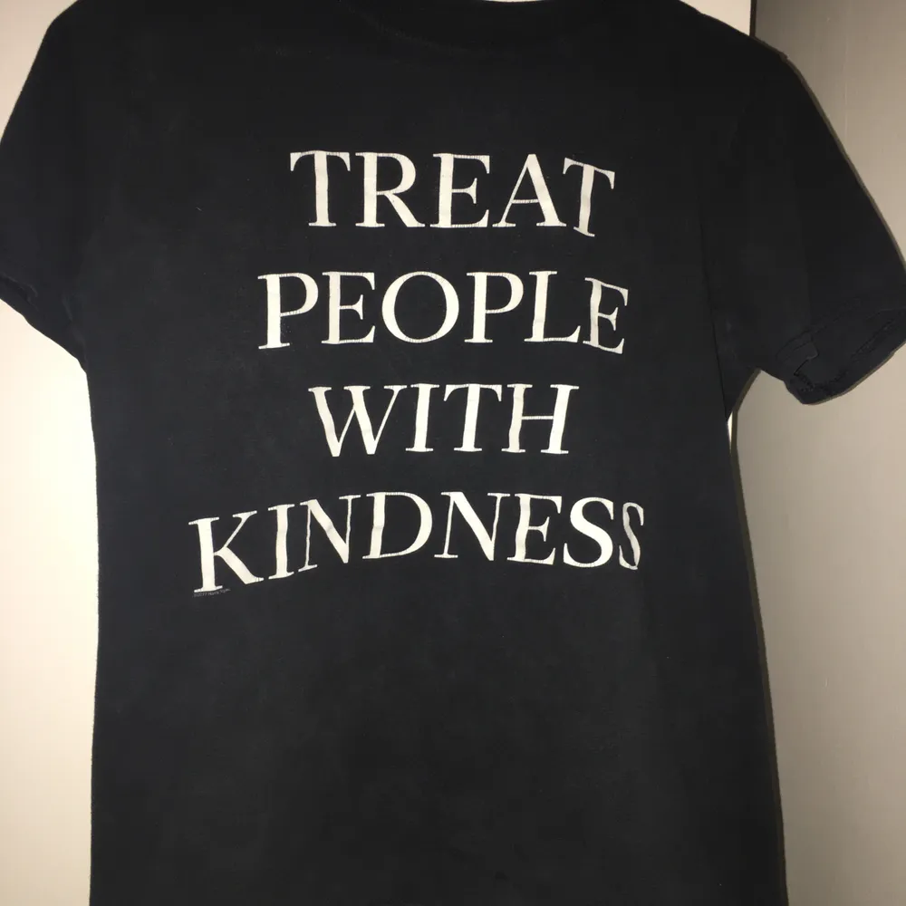 Svart tshirt med ”Treat People With Kindness” tryck. Official HS merch köpt 2017. Finns inte att köpa längre. Väl använd och lite slitigt tryck men annars mysig o bekvåm. Möter endast upp i Sthlm! . T-shirts.