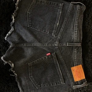 Levi’s 501 grå shorts - Mörkgråa Levi’s shorts, använda ett fåtal ggr för att de är för stora 💖 139kr + frakt 