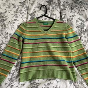 Superfin färgglad stickad tröja köpt second hand💖står ingen storlek men jag skulle säga 34/36💖köparen står för frakt eller så möts jag i Stockholm, buda i kommentarerna
