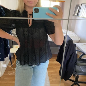 Fin blus - Säljer för att den inte kommer till användning, genomskinlig 