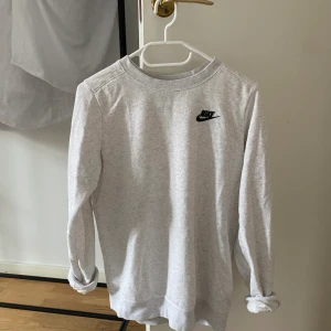 Nike sweatshirt - Ljusgrå sweatshirt från nike! Frakt tillkommer för 40 kr💓